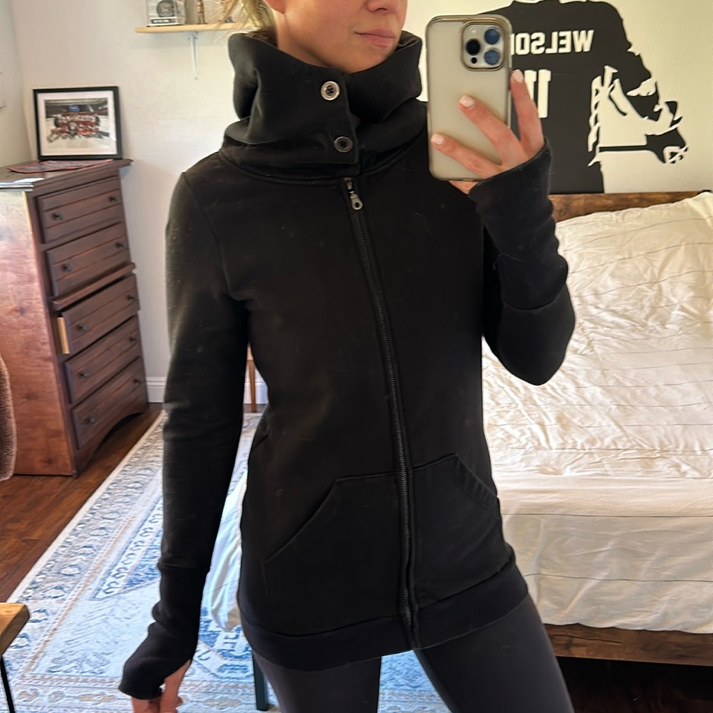 Blush hoodie - solid black no graphics